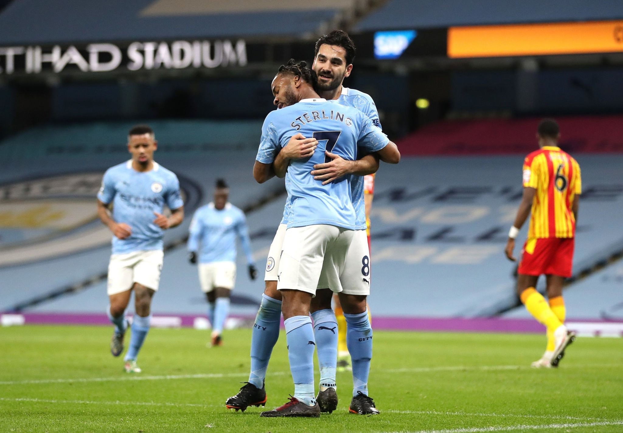 现出强大的 现出强大的